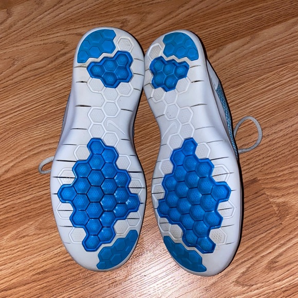 Nike Tennis Shoes - Picture 7 of 7